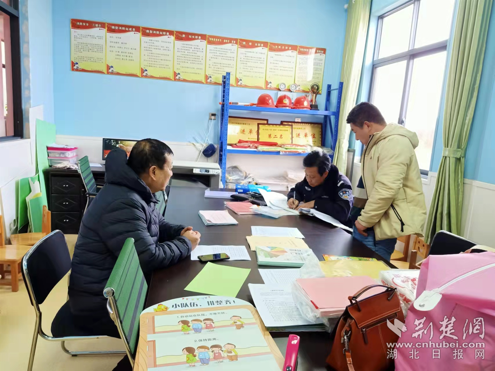 民警深入校園與教職員工座談，深入排查化解各類矛盾糾紛。.png.png