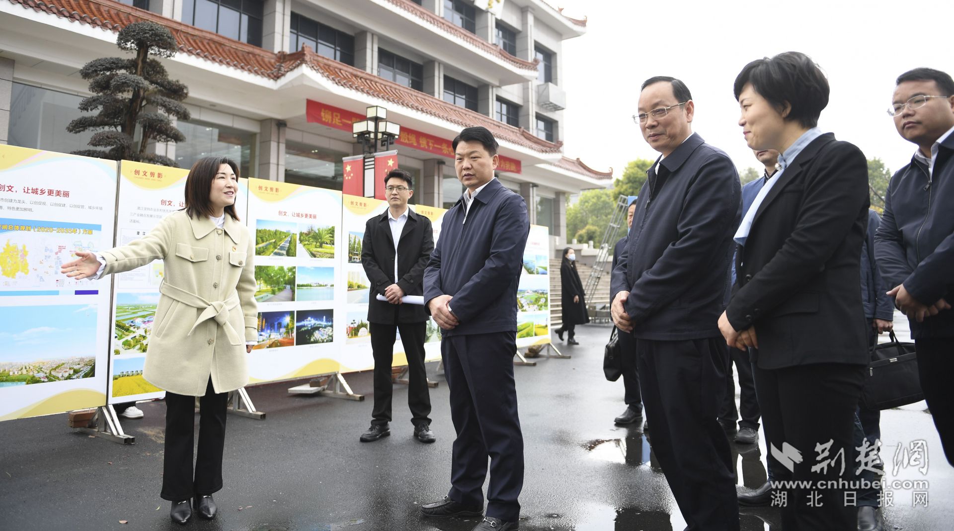 與會(huì)人員參觀潛江市全國(guó)文明城市創(chuàng)建工作成效展示。.jpg.jpg