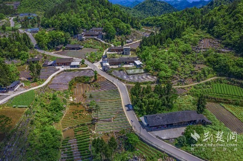 宣恩縣椒園集鎮(zhèn)至鑼圈巖段公路，全長8公里，途經(jīng)椒園村、涼風(fēng)村、鑼圈巖村，該公路建成既有效帶動沿線煙葉等產(chǎn)業(yè)發(fā)展，又是曜天眼景區(qū)的