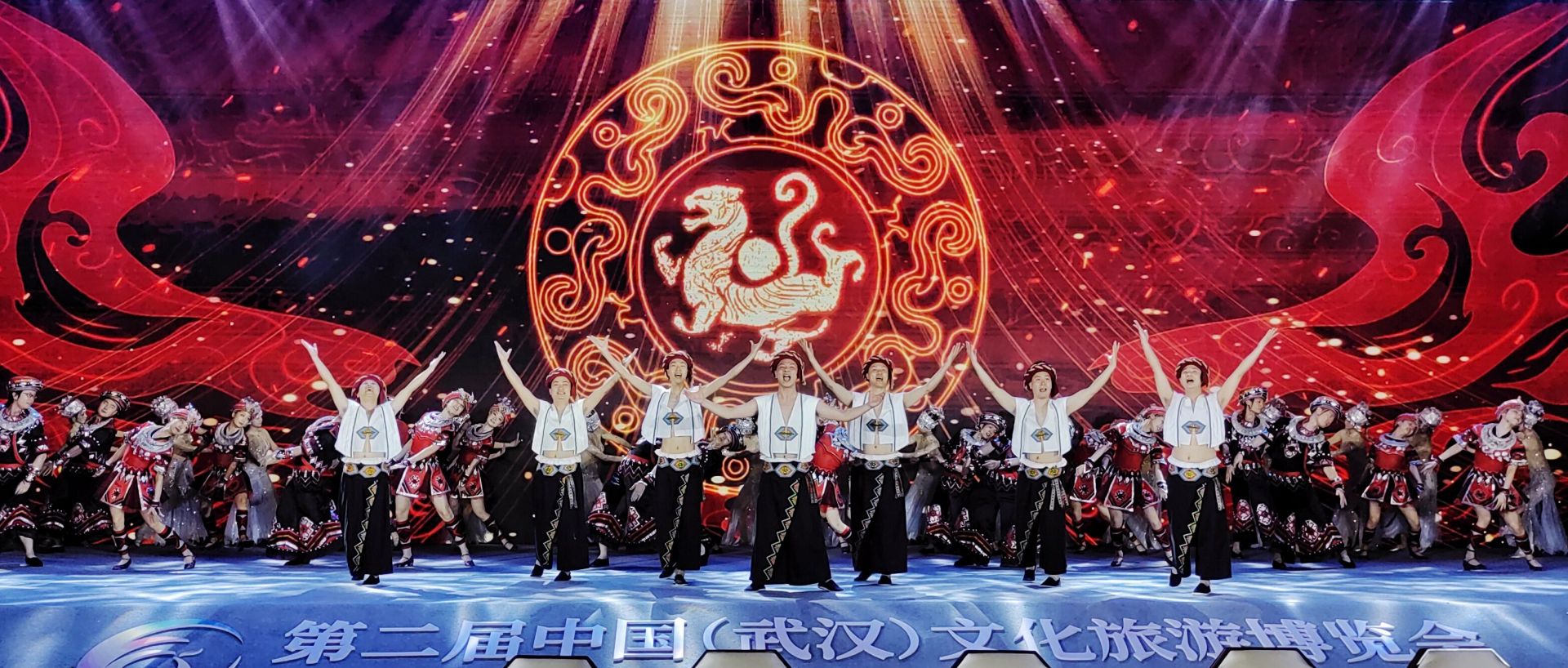 恩施市非遺中心土家漢子組合亮相第二屆中國（武漢）文化旅游博覽會(huì)開幕式.jpg.jpg
