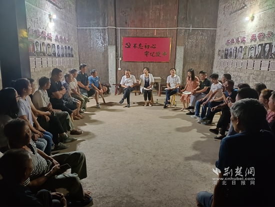 崇陽(yáng)縣金塘鎮(zhèn)黨員干部在金塘村盧家大屋村灣開展灣子夜話,和群眾共商環(huán)境治理等事宜。.jpg