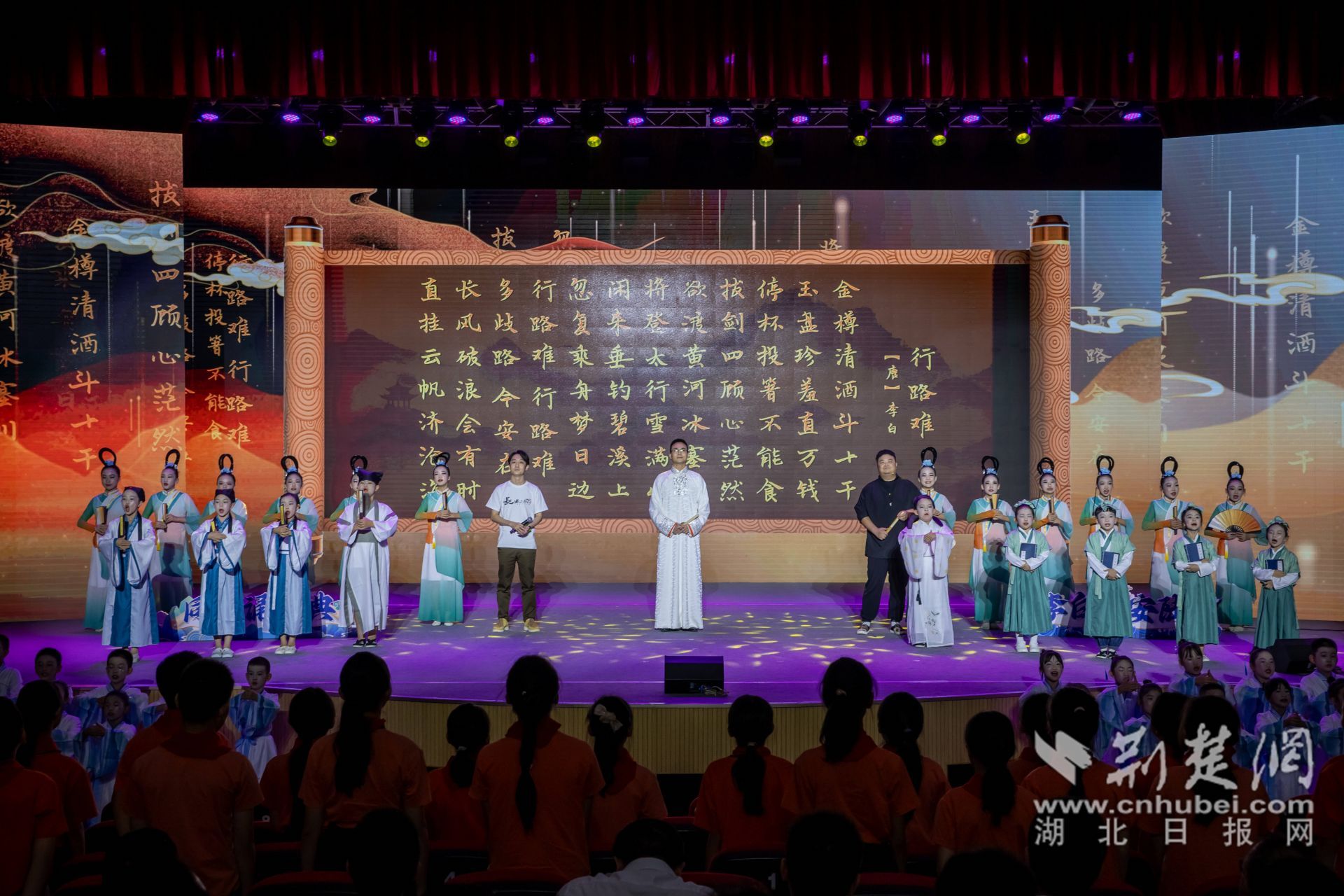 活動(dòng)最后凌振赫、沈嘉柯、余維剛與學(xué)生們一齊誦讀行路難_副本.jpg.jpg