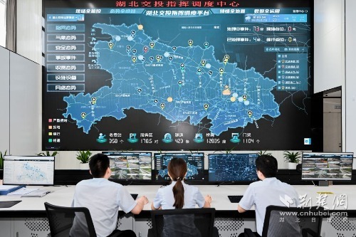 7.建成湖北交投智慧調(diào)度中心，接入全省6000多公里高速路段、1.5萬余路監(jiān)控視頻圖像，實現(xiàn)路網(wǎng)態(tài)勢全感知.jpg.jpg