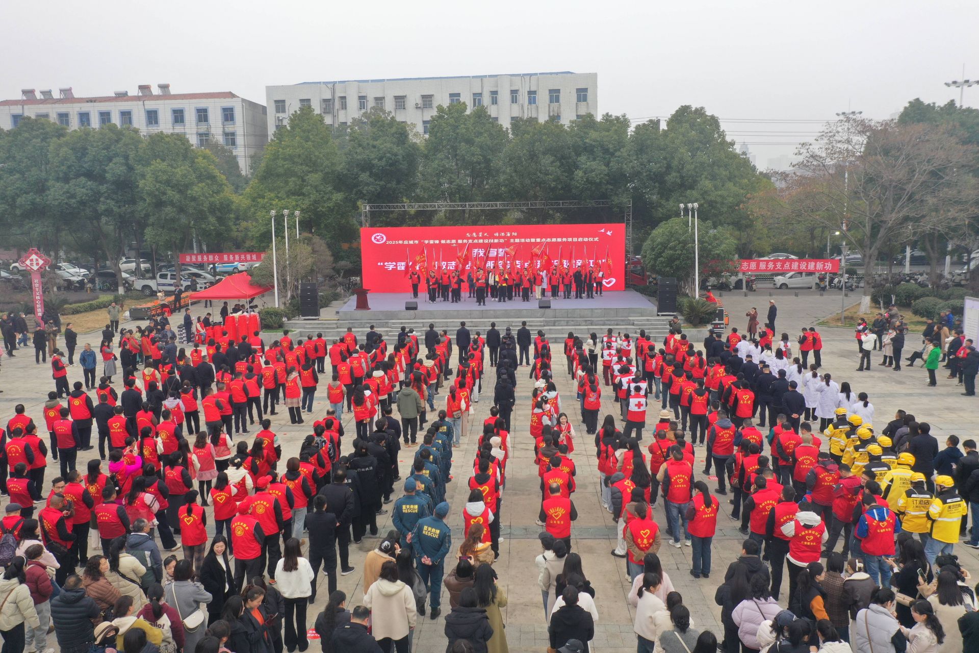 活動(dòng)現(xiàn)場，還舉行了新就業(yè)志愿服務(wù)隊(duì)授旗儀式  孫縉攝.jpg.jpg